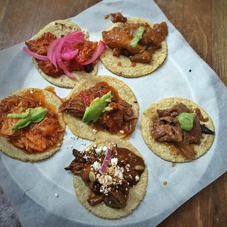 Guacamole con chicharrón